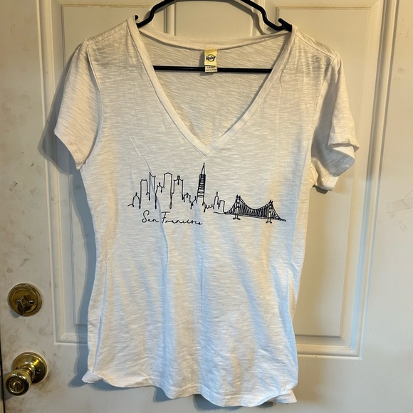 Kavio White V-Neck Tee with Skyline Design - Picture 4 of 7